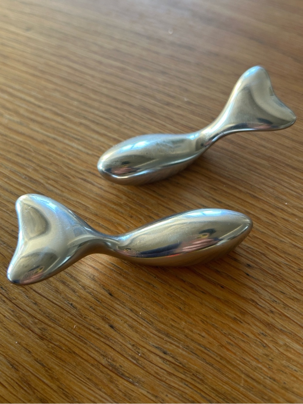 Set vintage minimalist MCM Hoselton aluminum whale sculptures, Made in Canada.